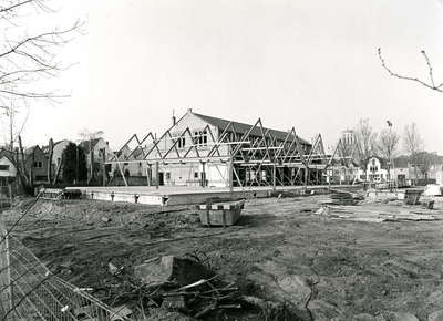BR_SLAGVELD_037 Het voormalige veilinggebouw wordt uitgebreid voor de Albert Heijn; 29 februari 1991