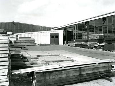 BR_SLAGVELD_059 Magazijnen en werkplaatsen op het terrein van houthandel De Eilanden; ca. 1976