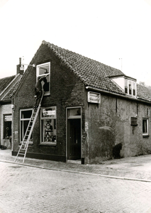 BR_SLAGVELD_080 Woningen langs het Slagveld, met benzinestation van G.A. v/d Ham; 1981