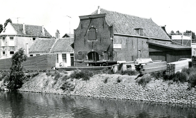 BR_SLAGVELD_084 Links het woonhuis van de directeur van de gasfabriek, rechts Houthandel De Eilanden; 1950