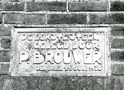 BR_SLAGVELD_209 Gevelsteen in het veilinggebouw: 'De eerste steen gelegd door P. Brouwer, den Briel 26 juli 1930'; ca. 1966