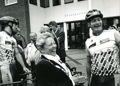BR_SLAGVELD_214 Burgemeester Trix v/d Kluit heeft een onderonsje met een stel wielrenners; ca. 1998