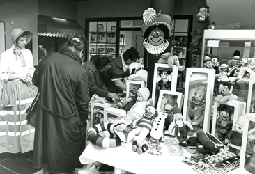BR_SLAGVELD_GASTHUIS_055 Een bazaar in het Catharine Gasthuis voor sinterklaas; 21 november 1985
