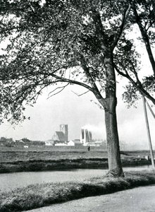 BR_SLAGVELD_KALKFABRIEK_024 Zicht op Brielle vanaf de Buitenhaven. De schoorstenen van de Kalkfabriek roken; ca. 1960