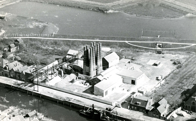 BR_SLAGVELD_KALKFABRIEK_025 Luchtfoto van het terrein van de kalkfabriek, met de schoorstenen en de hangbaan. Op de ...