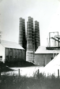 BR_SLAGVELD_KALKFABRIEK_027 De schoorstenen van de Kalkfabriek; 1966