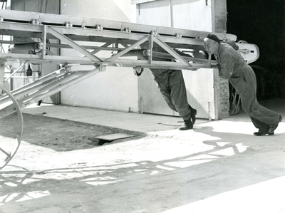 BR_SLAGVELD_KALKFABRIEK_050 Personeel van de Kalkfabriek verplaatsen een lopende band; 1961