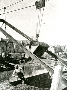 BR_SLAGVELD_KALKFABRIEK_052 Het lossen van de voorraad schelpen op een schip voor de kalkfabriek; ca. 1930