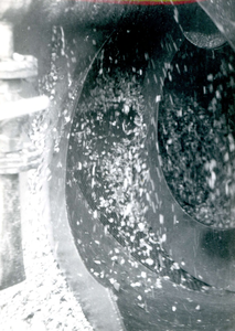 BR_SLAGVELD_KALKFABRIEK_055 Het wassen van de schelpen in de wastrommel; ca. 1930
