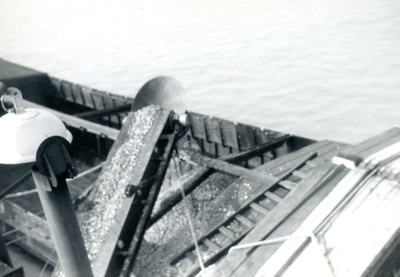 BR_SLAGVELD_KALKFABRIEK_058 Het overladen van de een voorraad schelpen vanuit de schelpenzuiger in een lichter; ca. 1965