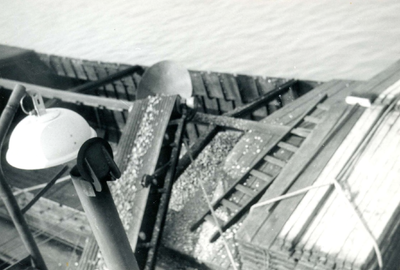 BR_SLAGVELD_KALKFABRIEK_061 Het overladen van de een voorraad schelpen vanuit de schelpenzuiger in een lichter; ca. 1965