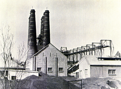 BR_SLAGVELD_KALKFABRIEK_074 Kijkje op de Kalkfabriek met de losinrichting en bergen schelpen; ca. 1930
