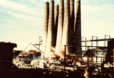 BR_SLAGVELD_KALKFABRIEK_122 De sloop van de schoorstenen van de kalkfabriek; 1972