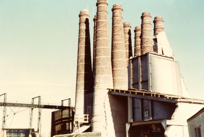 BR_SLAGVELD_KALKFABRIEK_123 De sloop van de schoorstenen van de kalkfabriek; 1972