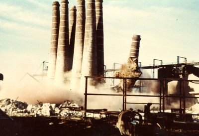 BR_SLAGVELD_KALKFABRIEK_124 De sloop van de schoorstenen van de kalkfabriek; 1972