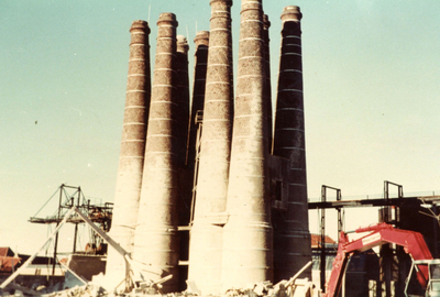 BR_SLAGVELD_KALKFABRIEK_125 De sloop van de schoorstenen van de kalkfabriek; 1972