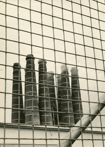 BR_SLAGVELD_KALKFABRIEK_129 Kijkje op de schoorstenen van de Kalkfabriek; 10 februari 1962
