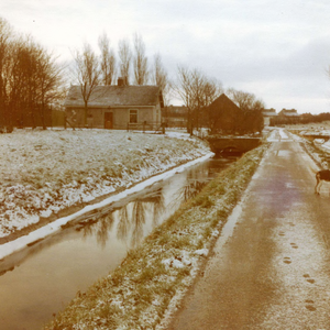 BR_SLEEPSEWEG_019 De Sleepseweg in de winter van 1974/1975 bij de boerderij van de familie Van Geest; ca. januari 1975