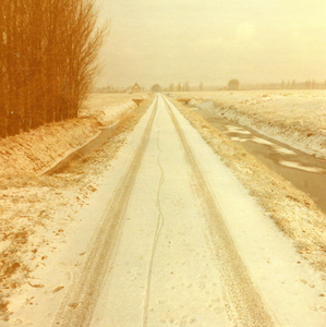 BR_SLEEPSEWEG_020 De Sleepseweg in de winter van 1974/1975 bij de boerderij van de familie Van Geest; ca. januari 1975