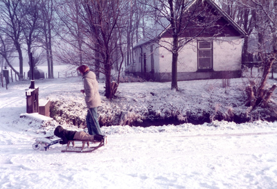 BR_SLEEPSEWEG_021 De Sleepseweg in de winter van 1974/1975 bij de boerderij van de familie Van Geest; ca. januari 1975