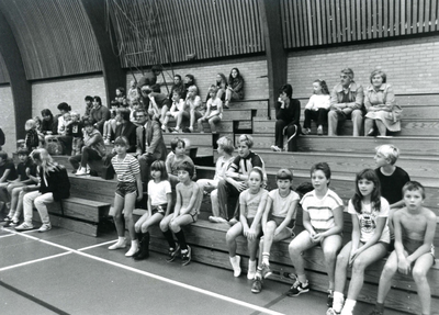 BR_SPORT_023 Belangstelling van jeugd op de publieke tribune tijdens de opening van de sportweek; 18 oktober 1984