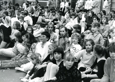 BR_SPORT_024 Belangstelling van jeugd bij het jubileum van de gymnastiekvereniging; ca. 1990