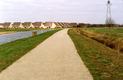 BR_SPUI_010 Kijkje op het Spui en het naastgelegen fietspad. En de woningen in de nieuwbouwwijk Kleine Goote; ca. 1990