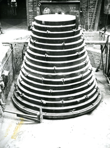 BR_STCATHARIJNE_CARILLON_032 Het gieten van een klok te Asten voor het carillon. De gietvorm; 26 september 1974