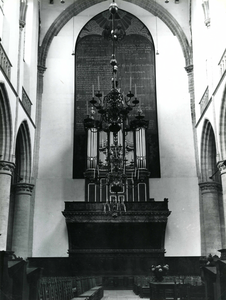 BR_STCATHARIJNE_ORGEL_002 Het orgel van de St. Catharijnekerk, met het bord met de tien geboden en diverse kandelaars; ...
