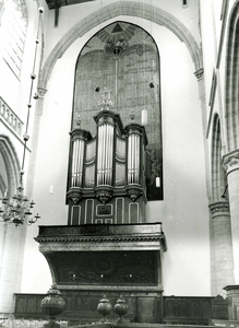 BR_STCATHARIJNE_ORGEL_004 Het orgel van de St. Catharijnekerk, met het bord met de tien geboden; Januari 2002