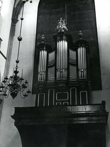 BR_STCATHARIJNE_ORGEL_006 Het orgel van de St. Catharijnekerk, met het bord met de tien geboden; 1961