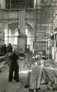 BR_STCATHARIJNE_RESTAU_404 De St. Catharijnekerk tijdens de restauratie van tussen 1955 en 1961. De kerkklok - luidklok ...