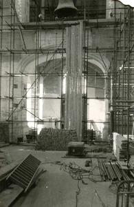 BR_STCATHARIJNE_RESTAU_406 De St. Catharijnekerk tijdens de restauratie van tussen 1955 en 1961. De kerkklok - luidklok ...