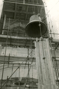 BR_STCATHARIJNE_RESTAU_417 De St. Catharijnekerk tijdens de restauratie van tussen 1955 en 1961. De kerkklok - luidklok ...