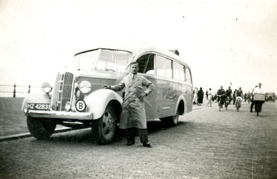 BR_THOELAVERWEG_007 Bus van het garagebedrijf Luveto van de familie Lugtenburg uit Vierpolders; 1937