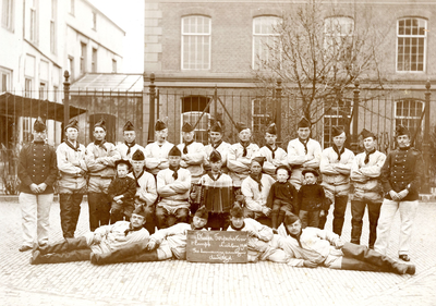 BR_TORPEDISTEN_015 Het Korps Torpedisten op het plein voor Kazerne Den Doele; 1906