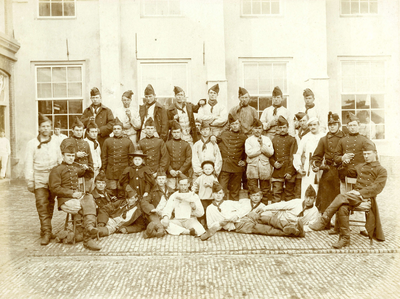 BR_TORPEDISTEN_016 Het Korps Torpedisten op het plein voor Kazerne Den Doele; ca. 1905