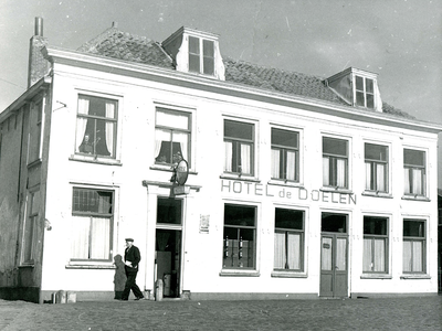 BR_TURFKADE_005 Hotel De Doelen, afgebroken in 1961, met op de voorgrond de heer F. W. Scheijgrond eigenaar van het ...