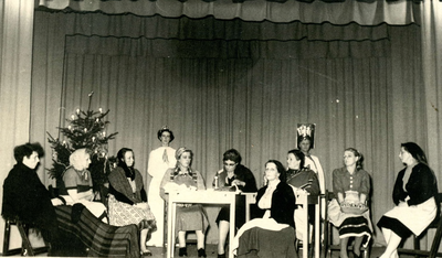BR_TURFKADE_006 Dameskrans van de N.P.B. tijdens een kerstbijeenkomst in Hotel De Doelen; ca. 1965