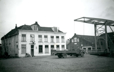BR_TURFKADE_010 Hotel de Doelen en de Kaaibrug; Maart 1949