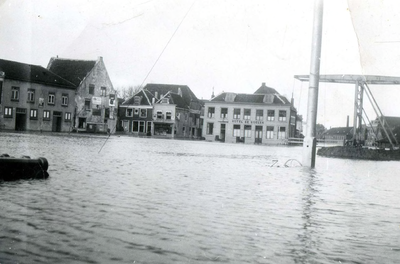 BR_TURFKADE_011 Hoog water op de Turfkade en het Slagveld, op de achtergrond Hotel De Doelen en de Kaaibrug; maart 1949