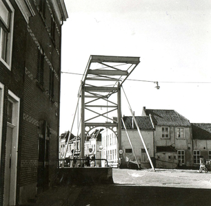 BR_TURFKADE_015 Hotel de Doelen en de Kaaibrug; ca. 1950
