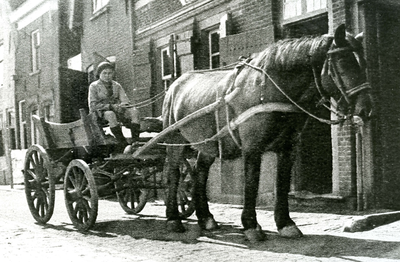BR_TURFKADE_048 Een paard en wagen op de Turfkade; ca. 1935