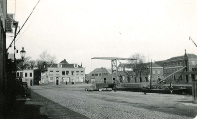 BR_TURFKADE_059 Kijkje op de Turfkade, op de achtergrond Hotel de Doelen, de Kaaibrug en het veilinggebouw; ca. 1930