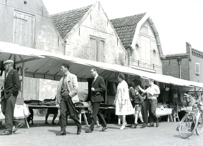 BR_TURFKADE_107 Elke maandag weekmarkt op de Turfkade; 1 mei 1961