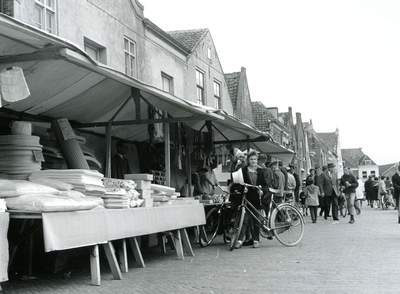 BR_TURFKADE_108 Elke maandag weekmarkt op de Turfkade; 1 mei 1961