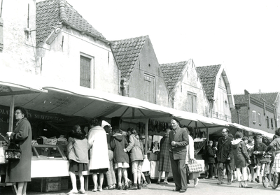 BR_TURFKADE_109 Elke maandag weekmarkt op de Turfkade; 1 mei 1961