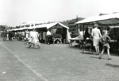 BR_TURFKADE_133 De weekmarkt op de Turfkade; 9 augustus 1965