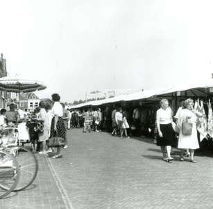 BR_TURFKADE_134 De weekmarkt op de Turfkade; 9 augustus 1965