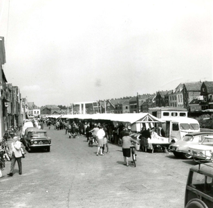 BR_TURFKADE_136 De weekmarkt op de Turfkade; 9 augustus 1965